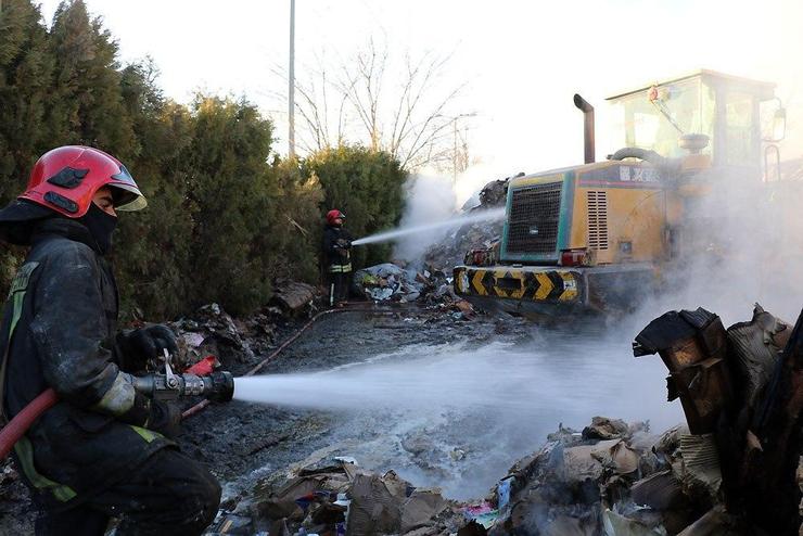 مهار آتش‌سوزی کارخانه بازیافت و فرآوری ضایعات کارتن در حومه مشهد+تصویر