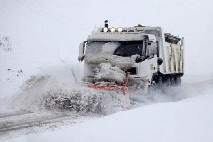 بارش برف ۱۱ مسیر جاده‌ای در خراسان رضوی را مسدود کرد