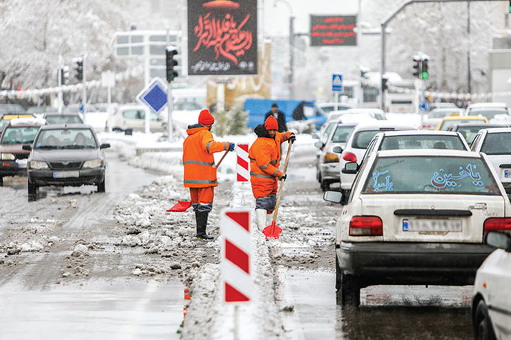 تلاش نیروهای شهرداری مشهد برای پاک کردن معابر از برف