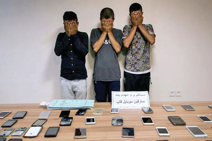 گوشی قاپی از مأمور پلیس/ راز سرقت‌های سریالی موبایل در خیابان‌های مشهد