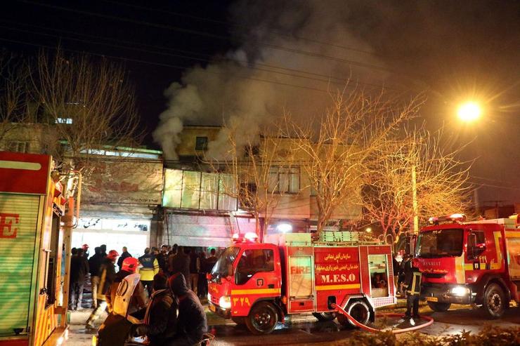 مهار آتش سوزی مهیب فروشگاه لوازم بهداشتی و ساختمانی در مشهد + تصاویر