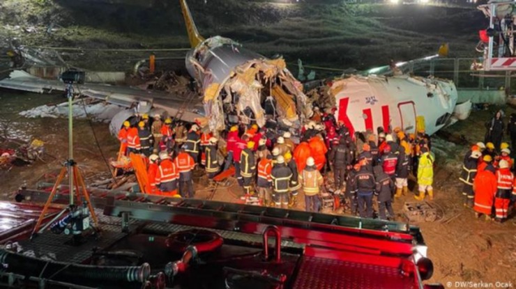 ۳ کشته و ۱۷۹ زخمی، میزان تلفات خروج هواپیمای ازمیر - استانبول از باند فرودگاه+ویدئو