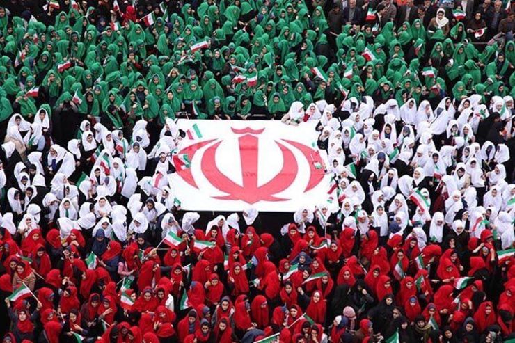 اجرای گروه‌های سرود ۱۳۵۷ نفری دانش‌آموزان در ۲۲ بهمن