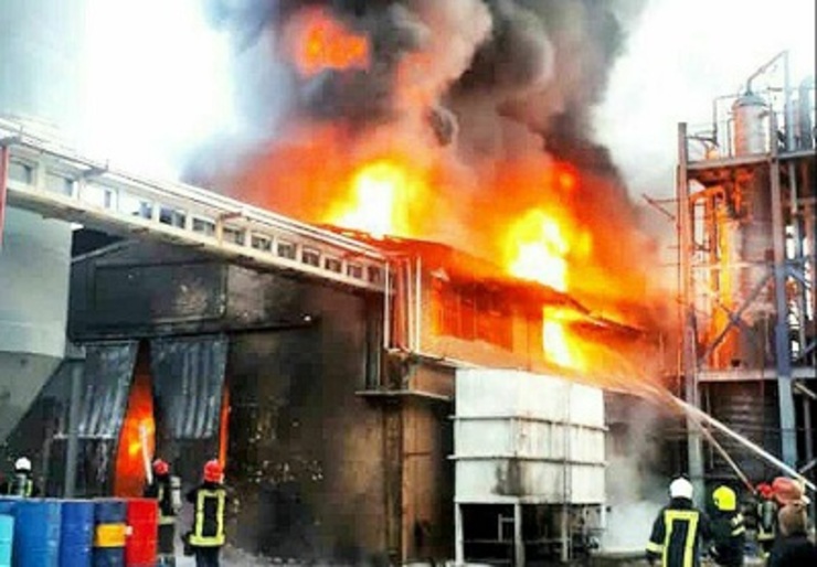 آتش سوزی در کارخانه تولید مشتقات نفتی در شهرک صنعتی کلات/۱۵ خودرو اعزام شد