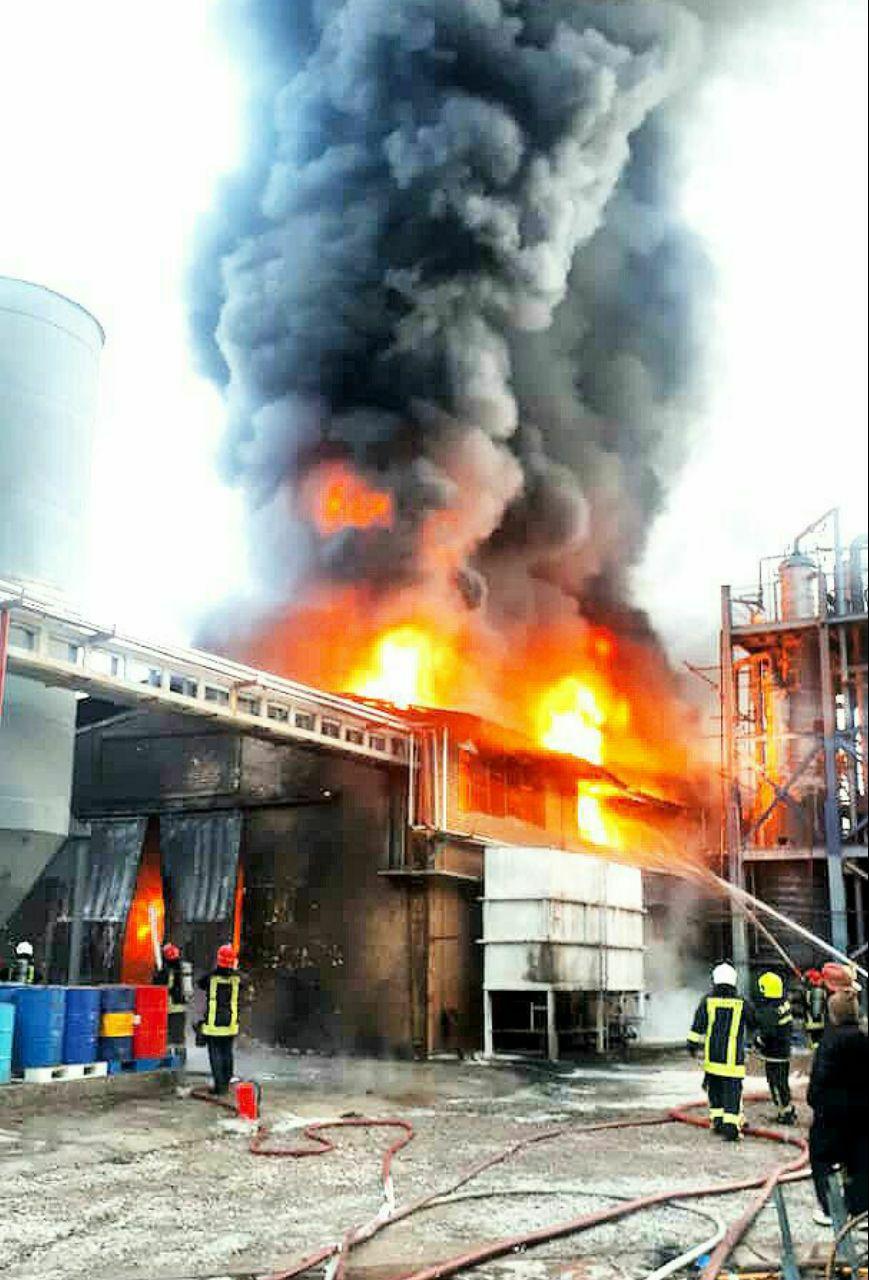 آتش سوزی در کارخانه تولید مشتقات نفتی در جاده کلات/۱۵ خودرو اعزام شد
