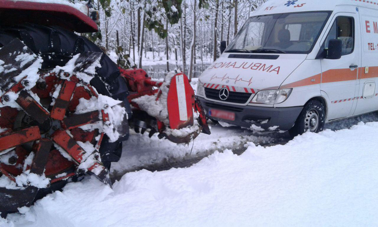 امدادرسانی اورژانس به دو مادر باردار در روز برفی/ ۷ کشته در حوادث برف گیلان