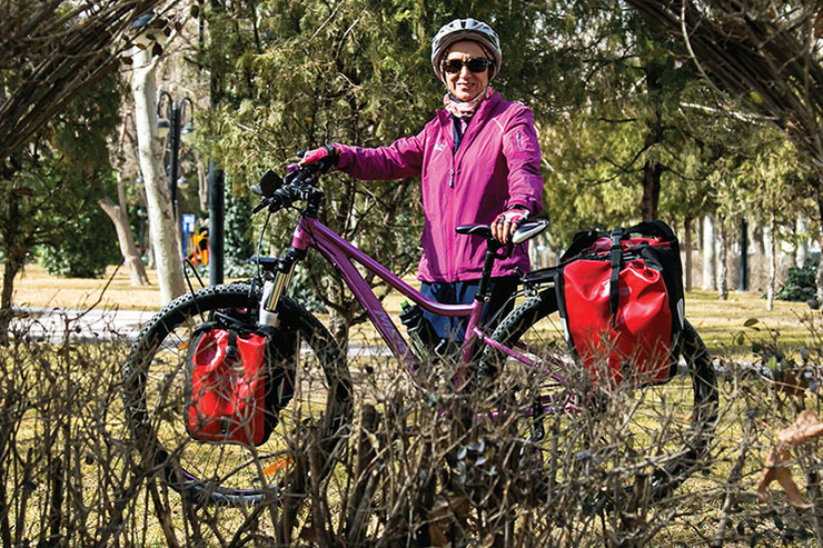گفت‌وگو با بانوی ۶۵ ساله‌ای که دور ایران را با دوچرخه می‌پیماید