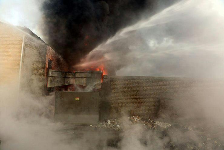 آتش‌سوزی کارخانه تولید «فوم‌های پلی اتیلن» مهار شد+عکس