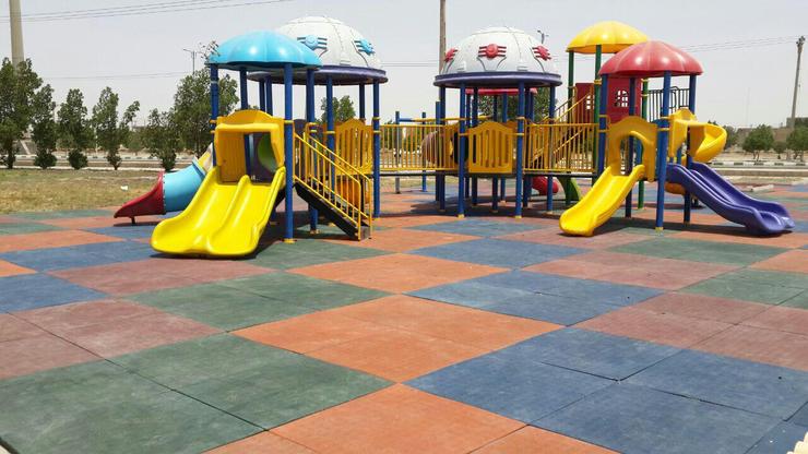 شهروندخبرنگار/ کف پوش همه زمین‌های بازی پارکی کودکان در مشهد