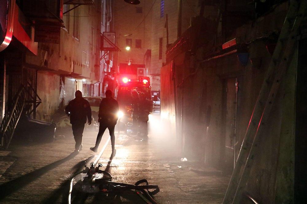 مهار آتش‌سوزی انبار ناایمن نگهداری کفش در خیابان امام‌رضا (ع) مشهد