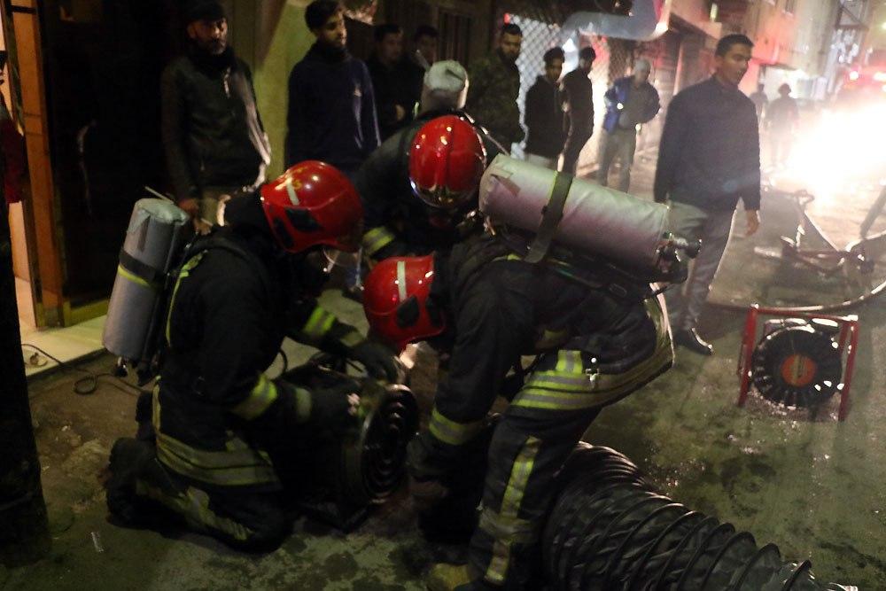 مهار آتش‌سوزی انبار ناایمن نگهداری کفش در خیابان امام‌رضا (ع) مشهد