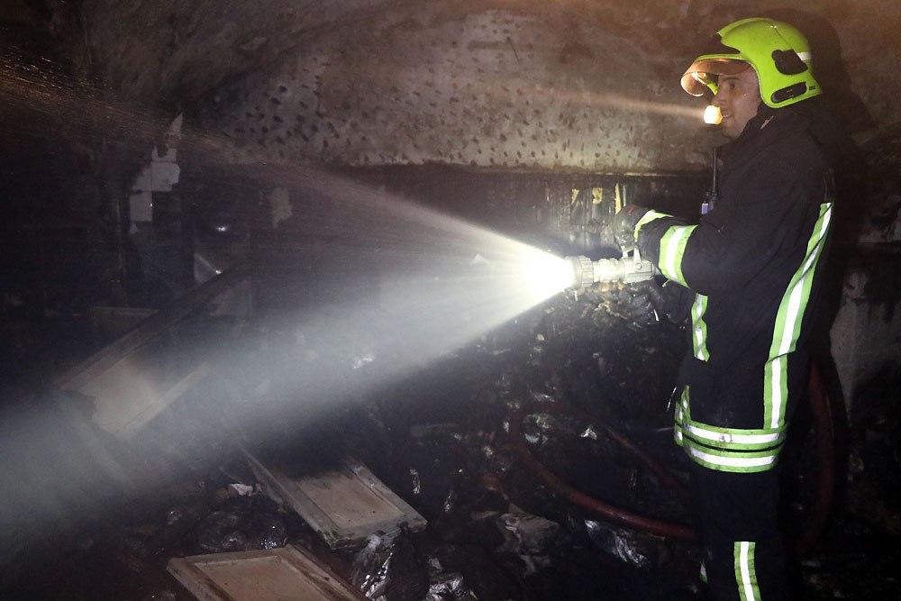 مهار آتش‌سوزی انبار ناایمن نگهداری کفش در خیابان امام‌رضا (ع) مشهد