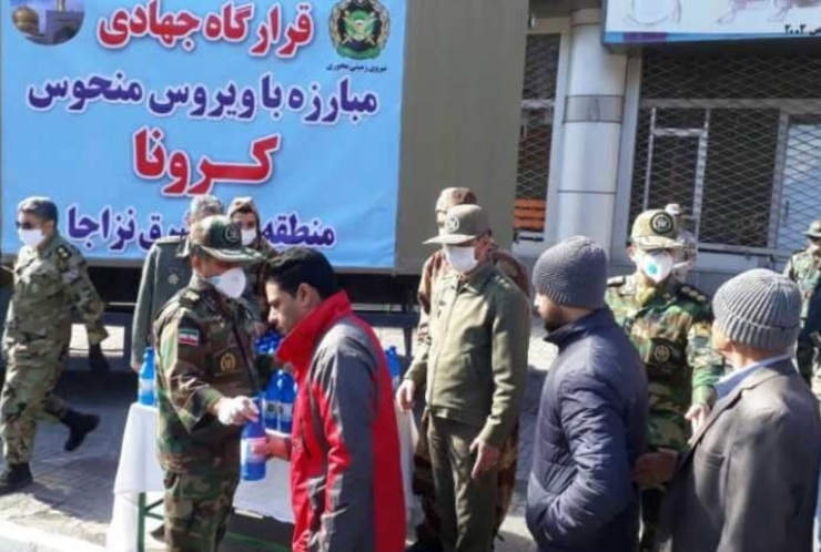 قرارگاه منطقه‌ای ارتش مشهد مواد ضد عفونی توزیع کرد