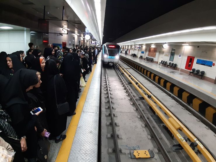 ضدعفونی روزانه ۱۳۰ واگن و ۳۶ ایستگاه قطارشهری مشهد
