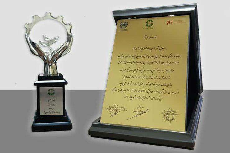 اهدای تندیس سیمین همایش ملی صنعت سبز به شهرداری مشهد
