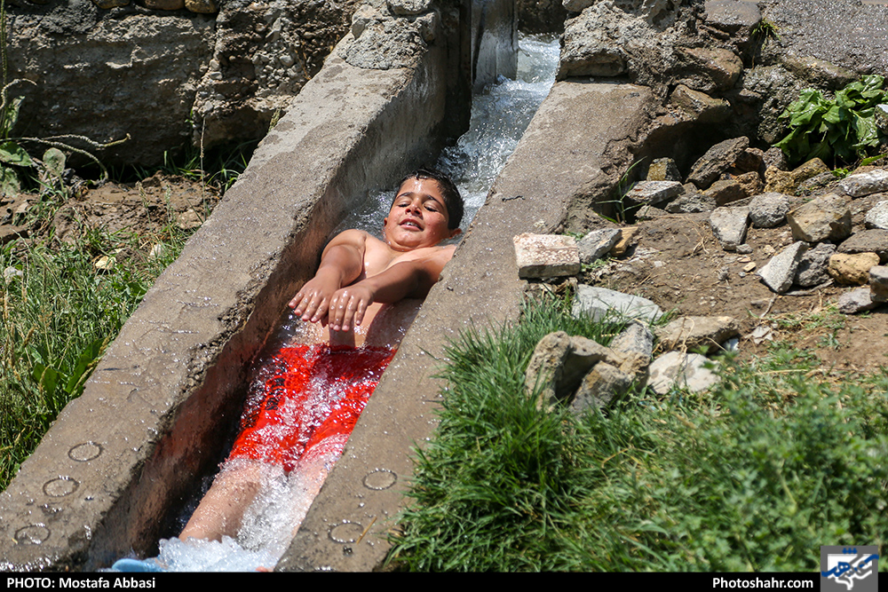 آب تنی کودکان در حاشیه شهر