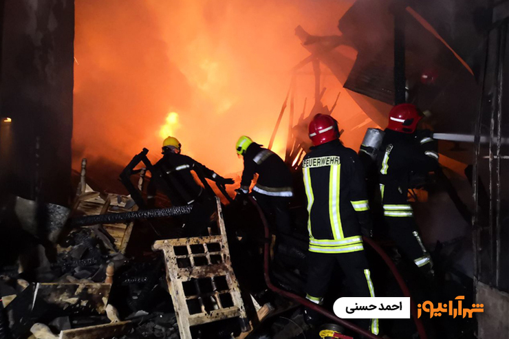 آتش‌سوزی انبار چوب در میدان توحید مشهد + ویدیو