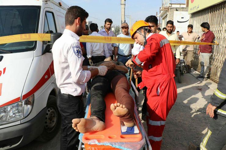امدادرسانی آتش‌نشانان به مصدومان سانحه رانندگی در خین عرب مشهد