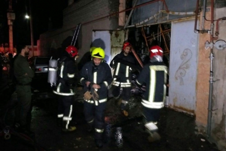 نجات دو نفر توسط آتش نشانان در پی حریق منزل مسکونی در مشهد