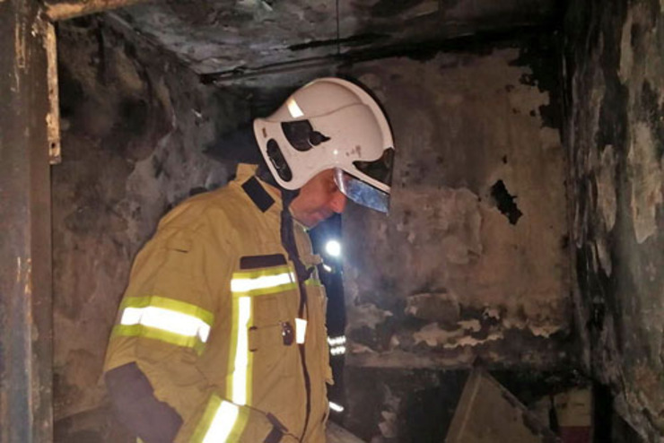 نجات ۱۱ نفر از آتش‌سوزی واحد مسکونی دربولوار طبرسی مشهد+ عکس