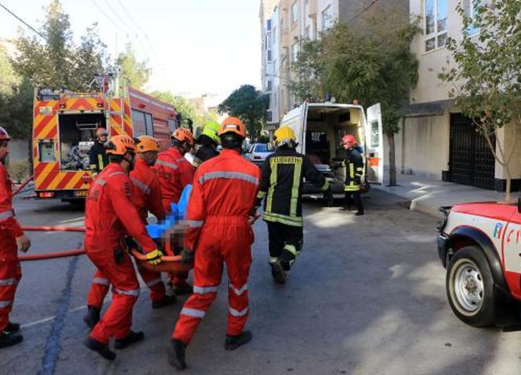 امدادرسانی آتش‌نشانان به مصدوم سانحه انفجار منزل در خیابان بهورز مشهد