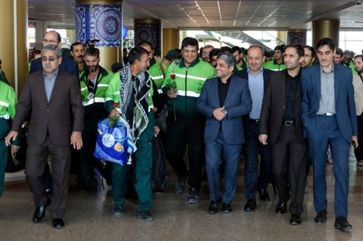 استقبال پرشور از بازگشت کاروان خدام الحسین (ع) شهرداری مشهد در فرودگاه مشهد