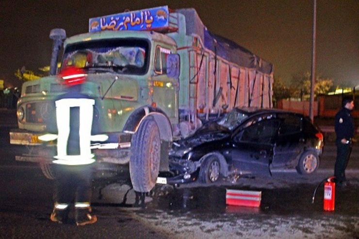 امداد رسانی آتش‌نشانان به مصدومان سانحه رانندگی در تپه سلام مشهد