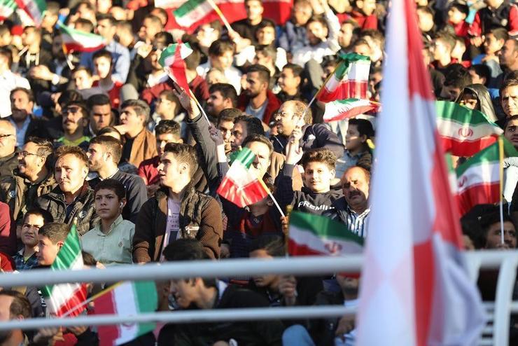 اهتزاز پرچم‌های ایران در ورزشگاه امام رضا(ع) مشهد + فیلم