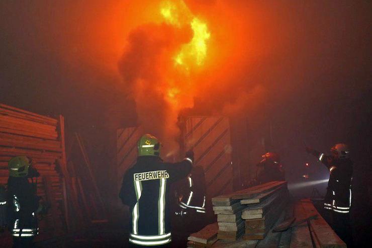 مهار آتش سوزی مهیب کارگاه تولید (ترمووود) در مشهد