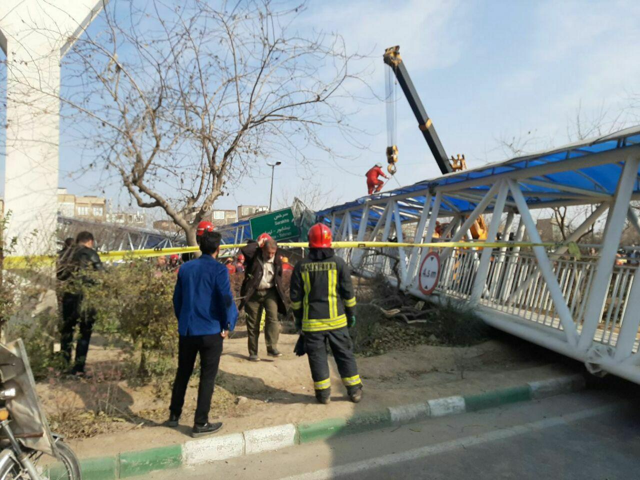 سقوط پل عابر پیاده در صدمتری مشهد+ویدئو