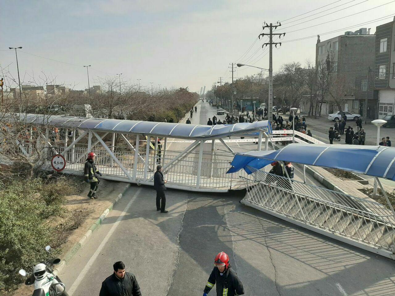 سقوط پل عابر پیاده در صدمتری مشهد+ویدئو