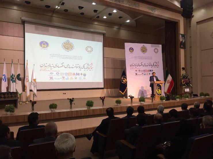 رئیس کل بانک‌ مرکزی در مشهد: ثبات را به بازار ارز باز می‌گردانیم