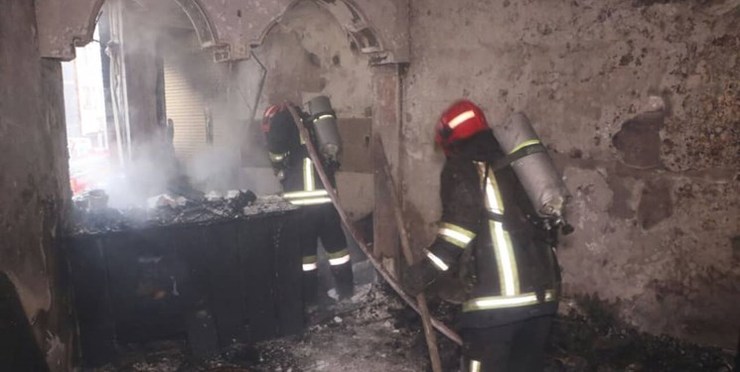 نجات چهار نفر از میان شعله‌های آتش و دود توسط آتش نشانان مشهدی