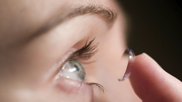 لنزهای تماسی خطر ابتلا به کرونا  را افزایش می‌دهند