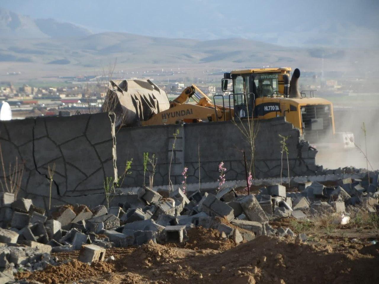 تخریب ساخت و ساز‌های غیرمجاز در روستای زاک مشهد+تصاویر