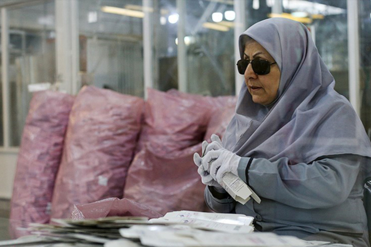 اشتغال معلولان و زنان سرپرست خانوار در کارگاه‌های تولید محصولات مقابله با کرونا