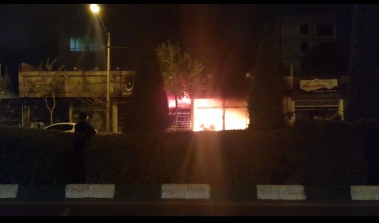 شب پر حادثه آتش‌نشانان مشهد/از مهار آتش‌سوزی پراید تا سرایت آتش به واحدهای تعمیر خودرو در قاسم‌آباد+فیلم