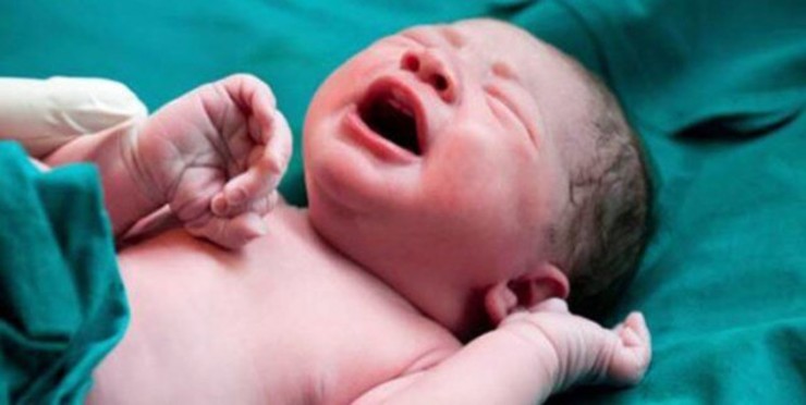 تولد نوزاد از مادر کرونایی بعد از ۲۰ سال انتظار و نازایی
