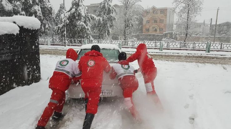 طبیعت‌گردی از مسیر‌های انحرافی در طرقبه شاندیز ۱۰ خودرو را گرفتار برف و باران کرد
