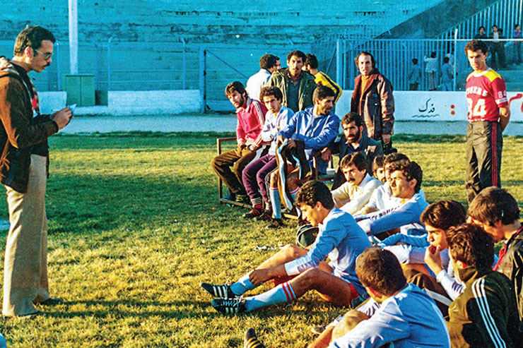 قاب خاطره | نیمکت تیم فوتبال هواپیمایی مشهد در دهه ۶۰