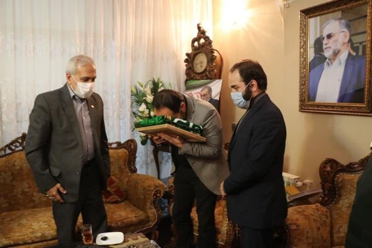  پرچم آستان قدس رضوی به خانواده دانشمند شهید فخری زاده اهدا شد