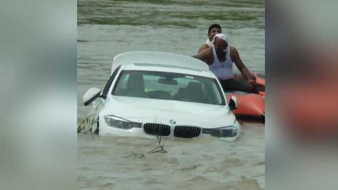 پسر ثروتمند بی‌ام‌و (BMW) خود را در رودخانه انداخت + عکس