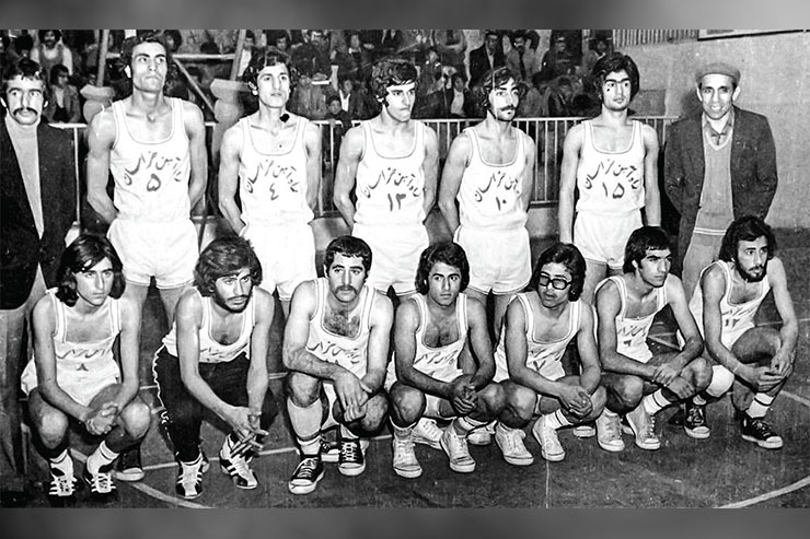 قاب خاطره | تیم راه‌آهن مشهد، قهرمان مسابقات باشگاه‌هاى بسکتبال خراسان در سال‌۵۳
