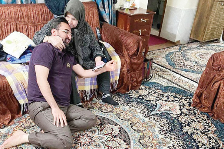 واکنش‌های کاربران فضای مجازی به عکسی از وزیر جوان در آغوش مادرش
