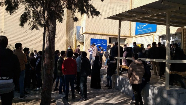 دلیل تجمع دانشجویان دانشگاه آزاد مشهد برای تکمیل ثبت‌نام چیست؟