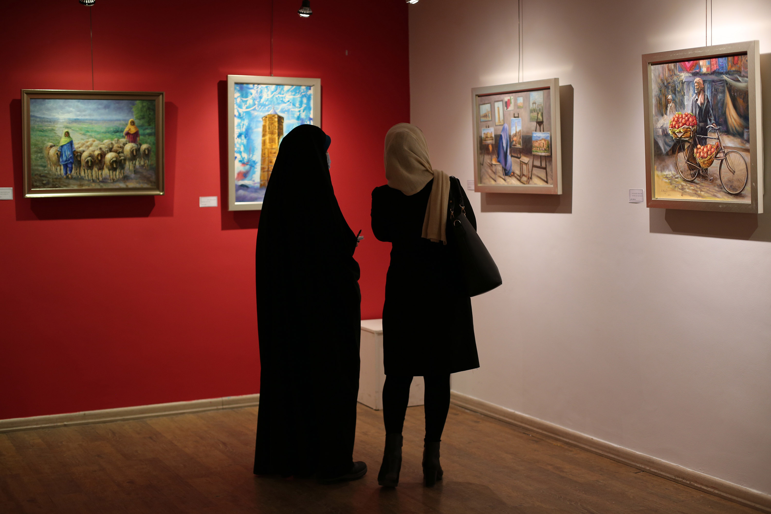 روایت رنج زنان افغانستان بر بوم نقاشی