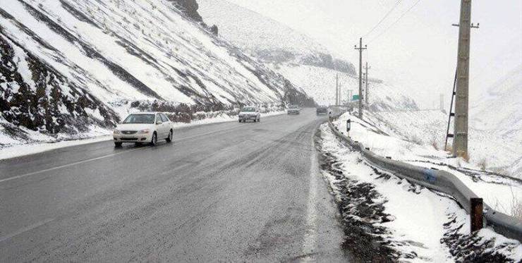 کولاک برف و برودت شدید هوا در جاده‌های برخی استان‌ها | مردم از سفرهای غیرضروری خودداری کنند