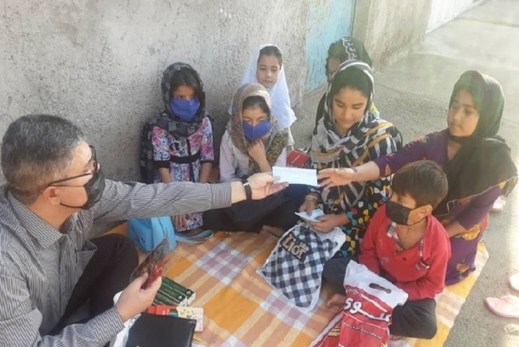 معلم فداکار دزفولی به کودکان کار افغانستانی آموزش می‌دهد