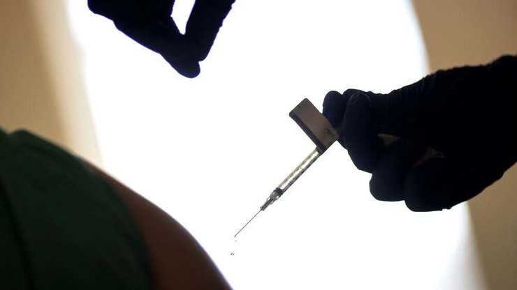 واکسن کرونا در بازار سیاه ناصرخسرو از ۲ تا ۱۲ میلیون!