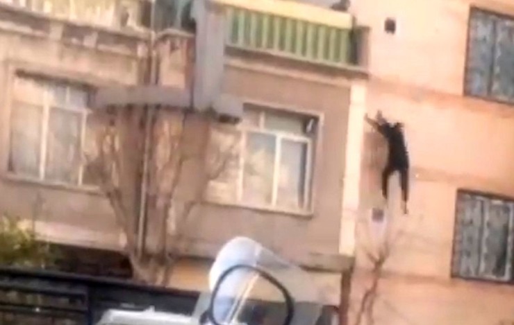 سقوط و مرگ یک سارق منزل در جوادیه تهران + فیلم